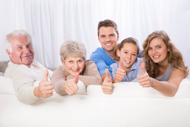 Gut gelaunte 3-Generationen Familie auf Couch