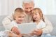 Großvater mit Enkeln benutzen Tablet